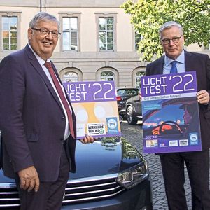 Verkehrsminister Dr. Bernd Althusmann (rechts) und Präsident und Landesinnungsmeister Karl-Heinz Bley stellen die Licht-Test-Plakette 2022 mit Plakat vor.(Bild:  ProMotor/nds)