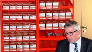 Wolfgang Hohl, Leiter Produkt Lagermanagement bei Würth, stellt das neue Orsy-Sensor-Regalsystem vor. (Schweitzer)
