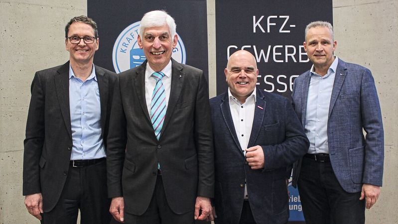 Stellten das hessische Autojahr vor:  (v. l.) Geschäftsführer Joachim Kuhn, Präsident Michael Kraft, Vizepräsident Thorsten Krämer und Pressesprecher Roger Seidl.(Bild:  Kfz-Gewerbe Hessen)
