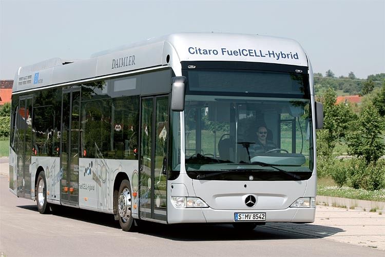 In den Citaro passen bis zu 76 Passagiere. Der Antrieb erfolgt mittels zweier wassergekühlter Asynchron-Radnabenmotoren in einer speziellen Portalhinterachse. ( Daimler)