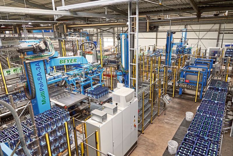 Blick auf die Palettiertechnik der neuen Glasanlage. (Bild: w. Adam, www.publick.de)