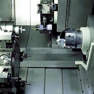 Bild 2: Eine intelligente Revolver- und Werkzeugtechnik ermöglicht die simultane Bearbeitung auf Haupt- und Gegenspindel ohne Kollisions-gefahr.
