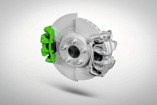 The transition to electromobility enables new brake designs: more compact and lighter brake calipers (such as the Green Electric Caliper from Aumovio), different disc materials (stainless steel), or drum brakes.(Image: Aumovio)