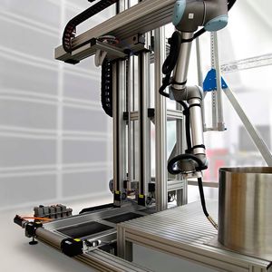 Mithilfe von Cobots können kritische oder gefährliche Prozesse automatisiert werden. Ihr Aktionsradius lässt sich mit einer zusätzlichen 7. Achse oder einem ganzen Raumportal erweitern.(Bild:  RK Rose+Krieger)