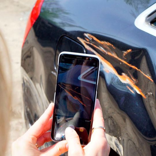 Lackschäden oder Parkrempler können Kunden selbst per Video dokumentieren und an einen Sachverständigen der Zurich-Gruppe schicken. Zwei bis drei Stunden nach der kontaktlosen Bestandsaufnahme ist die Expertise erstellt.(Bild:  Zurich)