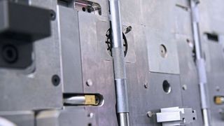 Drei Kunststoffprodukte in nur einem Werkzeug spritzgießen? Wie das klappen kann, zeigen die Spezialisten von Mayweg Kunststoff-Technik mit einem ausgeklügelten Werkzeugsystem. (Mayweg)