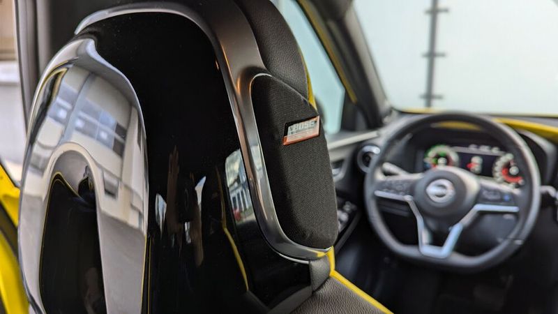 Auf Wunsch kann man für 600 Euro Aufpreis ein Bose-Soundsystem mit zehn Lautsprechern bestellen. Je zwei davon befinden sich in den Kopfstützen von Fahrer und Beifahrer. Für Musikliebhaber eine Empfehlung  (Bild: Rosenow – VCG)