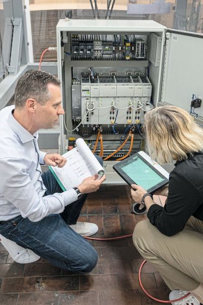 Dank innovativer Technik erfordern die Steuerungskomponenten von Keba deutlich kleinere  Schaltschränke als Produkte anderer Hersteller. (Bild: Keba)