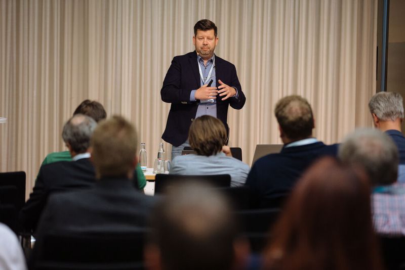 „Unsere 10 Gebote der Technik“ - Oliver Wien (netactive GmbH) hielt einen leidenschaftlichen Impulsvortrag. (Bild: Astrid Piethan Fotografie)