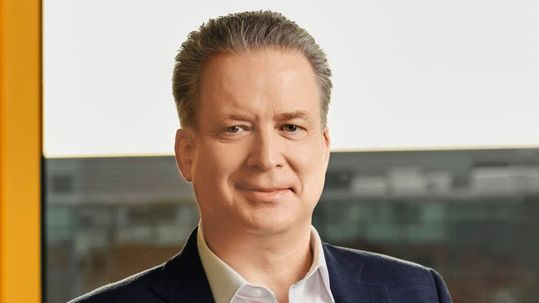 Der Vertrag von Dr. Lars Brzoska als CEO wurde vom Aufsichtsrat der Jungheinrich AG bis 2030 verlängert.(Bild:  Jungheinrich)