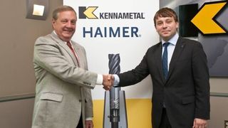 John Tucker (l.) und Andreas Haimer besigeln die Lizenzvereinbarung beider Unternehmen mit einem Handschlag. (Bild: Kennametal)
