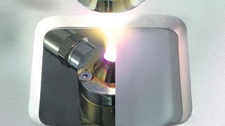 Kalt-Plasmaspritzen: Mikropartikel sollen sich damit auch auf hitzeempfindliche Materialien auftragen lassen. (Fraunhofer-IST)