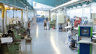 Bild 1: Die Odenwald-Chemie ließ Nachrüstreflektoren aus Aluminium einbauen. Ihre Oberfläche ist mit einer hoch reflektierenden Spezialbeschichtung versehen. Bild: Wintermayr (Archiv: Vogel Business Media)