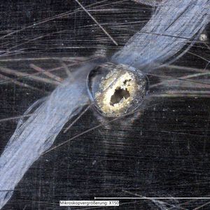 Mikroskopisch klein, aber teuer: Unerwünschte Lufteinschlüsse wie diese in einem Carbon-Bauteil sollen sich dank der mit dem Peter-Dornier-Stiftungspreis 2026 ausgezeichneten Prozesssteuerung künftig um bis zu 87,5 Prozent reduzieren lassen.(Bild:  TU Ilmenau)