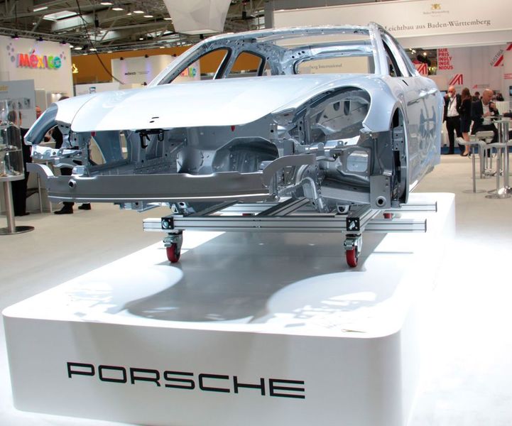 In Halle 5 am Stand D46 tummelt sich Vertreter des Leichtbaus. Ein informativer Blickfang dort ist die in Multimaterialbauweise erstellte Karosserie des neuen Porsche Panamera Sport Turismo. (Königsreuther)