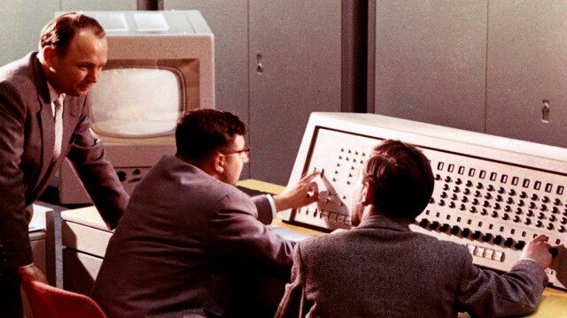 1957 - die Rechenanlage 2002: Der erste serienweise gefertigte Computer, der komplett auf Transistorbasis digital arbeitet, kam 1957 auf den Markt und wurde von Siemens produziert. Der Name des Computers: Rechenanlage 2002 oder auch Digitalrechner 2002.  (Bild: Siemens)