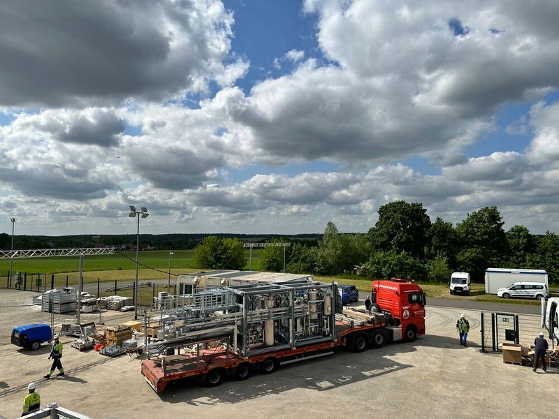 Vom Sattelschlepper ging es per Kran an den Standort auf dem Kavernenplatz von EWE in Rüdersdorf. (Bild: Nadine Auras)