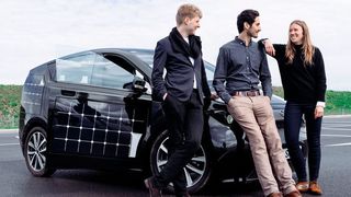 Die Gründer von Sono Motors (v. li. Jona Christians, Laurin Hahn, Navina Pernsteiner) und das Fahrzeug Sion.  (Sono Motors)