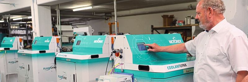 Hans-Hermann Hunfeld vor der Fluid-Managment-Lösung Fluidlynx und Coolantlynx: «Erst ein geeigneter und korrekt eingestellter Kühlschmierstoff ermöglicht das Fertigen von qualitativ hochstehenden Werkstücken.» Hans-Hermann Hunfeld vor der Fluid-Managment-Lösung Fluidlynx und Coolantlynx: «Erst ein geeigneter und korrekt eingestellter Kühlschmierstoff ermöglicht das Fertigen von qualitativ hochstehenden Werkstücken.»