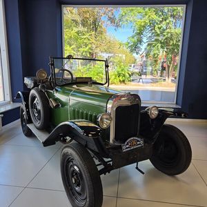 Autos hat Jan Holz bewusst aus dem selbst gestalteten Showroom verbannt. Lediglich ein Oldtimer aus Familienbesitz dient als Eyecatcher.(Bild:  Autohaus Holz)