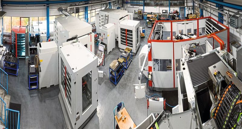 Alle drei Bearbeitungszentren von Hermle hat TVB automatisiert bestellt: die beiden C 22 U mit dem IH-Handlingsystem und die C 32 U mit dem Robotersystem RS 2. (Bild: Hermle)