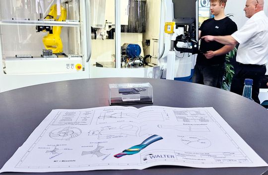 Die anspruchsvolle Aufgabe für die Finalisten: Ein Stufenbohrer mit Profilstufe nach Zeichnung mithilfe der Schleifsoftware «Helitronic Tool Studio» programmieren und anschliessend auf der «Helitronic Mini Plus» schleifen.(Bild:  KSKOMM GmbH & Co. KG)