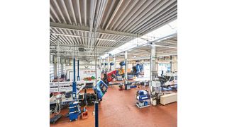 Das Truckcenter erstreckt sich auf einer Gesamtfläche von rund 15.500 Quadratmetern und bietet zwölf Werkstattarbeitsplätze. (Bilder: Borgers)