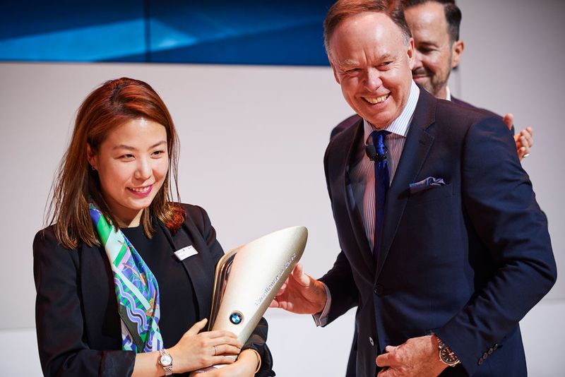 Hier die Vertreterin des Siegers in der Kategorie „Sales BMW 7er-Reihe“ – Bavarian Motors aus Südkorea. (BMW)