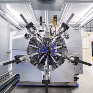 Dank ausgeklügelter Spanntechnik läuft die Naht exakt unter der stehenden Laseroptik hindurch und wird absolut gleichmäßig, ohne jede Verdrehung Stoß auf Stoß gehalten geschweißt.(Bild:  Weil Technology)