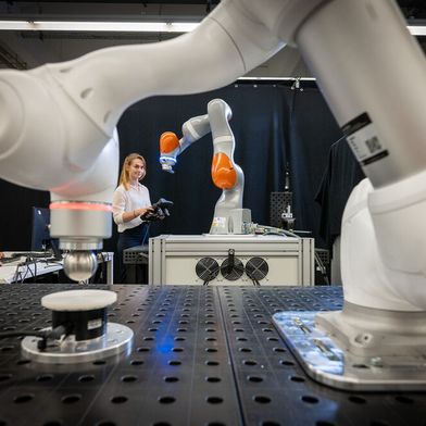 Am MIRMI der TU München will man eine Art Gütesiegel schaffen, durch das Robotersysteme in Zukunft in sensible und weniger sensible Typen eingeteilt werden können. Das soll unter anderem dabei helfen, das Einsatzgebiet eines Robotersystems zielgerichteter auszuwählen ... (Bild: A. Heddergott / TUM)