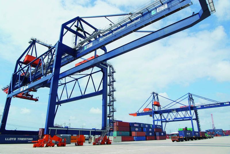 3 Kramer Group, Rotterdam:  Drei Container-Krane von Noell, die seit 2001 bzw. 2004 mit igus-Energieführungen „5050R“ arbeiten, laden Waren vom Seehafen auf Binnenschiffe um. Bilder: igus (Archiv: Vogel Business Media)