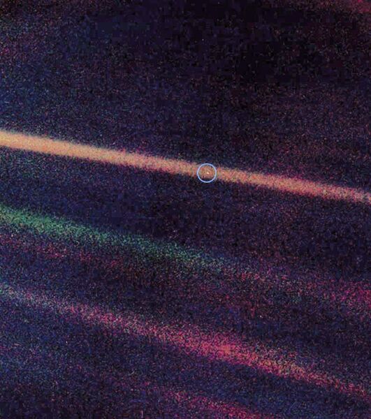 Ein blasser blauer Punkt: Das Foto zeigt die Erde, aufgenommen im Februar 1990 von der Raumsonde Voyager 1 aus einer Entfernung von ca. 6 Mrd. Kilometern. Es ist die größte Distanz, aus der jemals ein Foto der Erde gemacht wurde. (gemeinfrei)