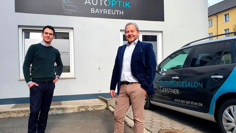 Roman Gerstner (r.) und Uwe Artz vor dem Autoptik-Standort in Bayreuth