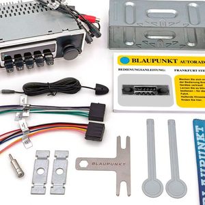 Alles dabei, was man für den Einbau benötigt. Die Befestigung erfolgt wie seinerzeit über Haltebleche an den beiden Achsen der Geräte.(Bild:  Blaupunkt)