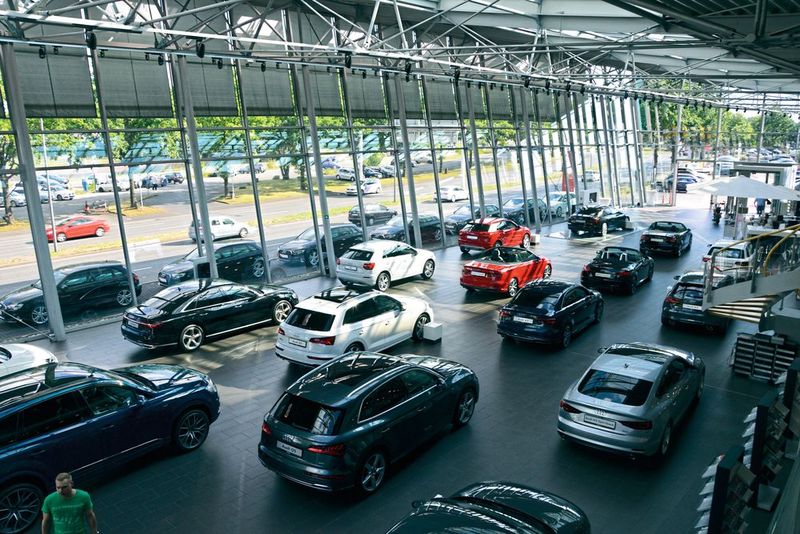 Viel Platz gibt es zur Präsentation der aktuellen Modellpalette im Kasseler Audi-Zentrum. (Bild: Achter)