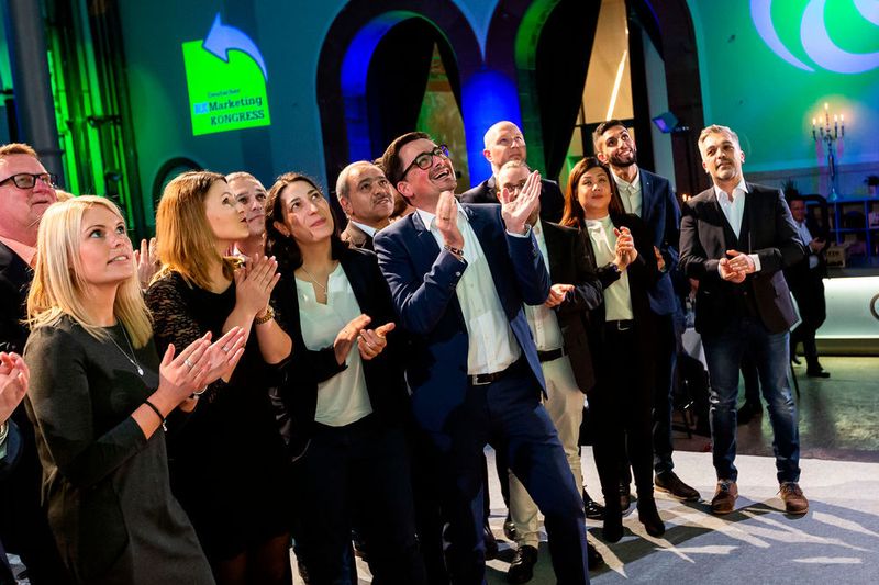 Die drei Top-Betriebe beim Gebrauchtwagen Award 2019 wurden auf die Bühne gebeten und verfolgten gespannt, welches Unternehmen auf Platz drei landet. (Stefan Bausewein)