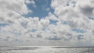 An der Grenze zwischen Ozean und Atmosphäre entsteht offenbar mehr Isopren als bisher angenommen. Das Gas trägt zur Wolkenbildung bei und hat daher Einfluss auf das globale Klima. (Bild: Tilo Arnhold/TROPOS)