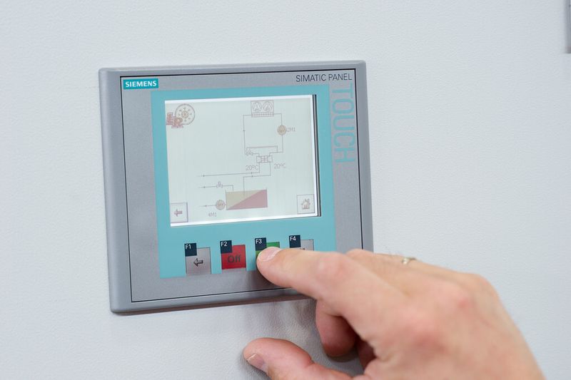 Auch die Visualisierung der Anlagenfunktionen sowie die Bedienung über Touch Panels sind in die Steuerungstechnik der Anlagen eingebunden. (Bild: L&R Kältetechnik)