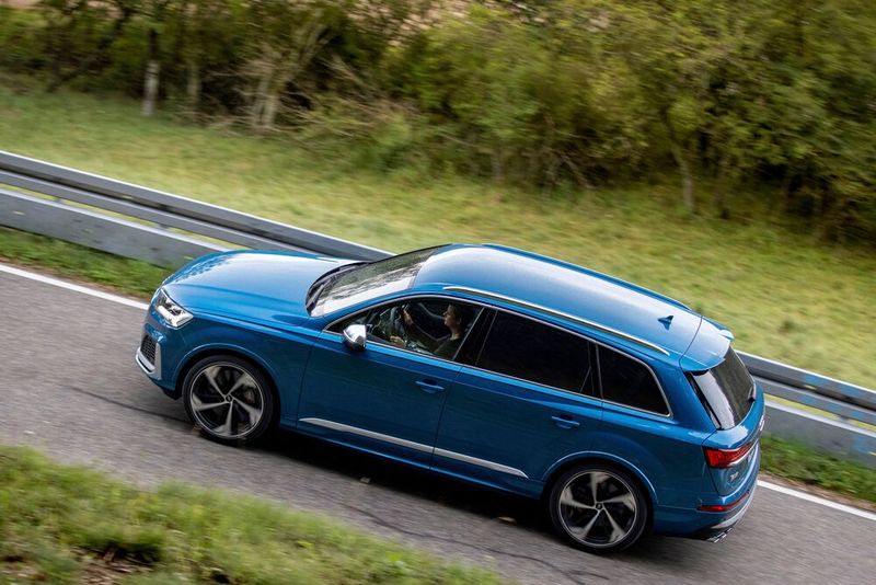 Auf deutlich über fünf Meter erstreckt sich das große SUV von Audi. (Bild: Audi)