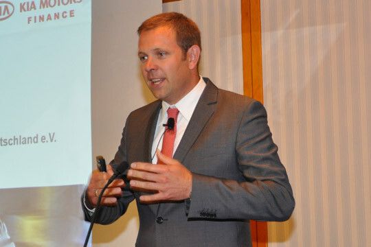 Jörn Everhard, Bereichsleiter Vertrieb Kfz bei der Santander Consumer Bank, informierte über die aktuellen Angebote der Kia Motors Finance. (Foto: Wehner)