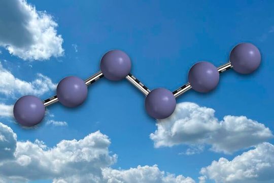 Durchbruch! So sieht ein erstmals hergestelltes, neues Stickstoffmolekül aus, das als vielversprechender Energiespeicher dienen kann. Es handelt sich um Hexastickstoff, der es buchstäblich in sich hat, wie die Forscher von der Justus-Liebig-Universität Gießen betonen.(Bild:  JLU / Peter R. Schreier)