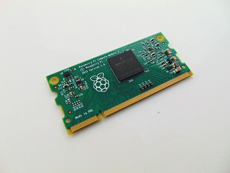 Compute Module 3 (Forderseite): Genau wie der Raspberry Pi 3 verfügt das CM3 über einen 64-Bit-Broadcom BCM2837-Pozessor, der um einen ARM Cortex-A53 Quadcore-Prozessor mit bis zu 1,2 GHz und 1 GB LPDDR2-RAM herum aufgebaut ist. Es bietet 4 GB eMMC Flash-Speicher. (Farnell)