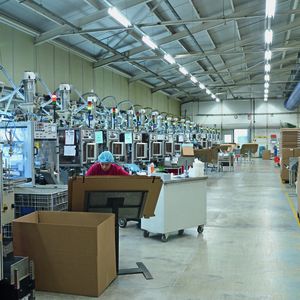 Bei SmartMonitor ist es egal, welche Art von  Maschine, welchen Alters oder Herstellers, das MDE-System von Werma braucht nur eine Werma-­Signalsäule als Schnittstelle. 