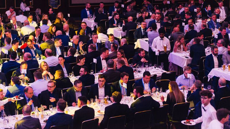 Night of the Champions: Die Zeit zwischen den Ehrungen nutzten die Teilnehmenden für den Austausch untereinander.  (Bild: Docuware)