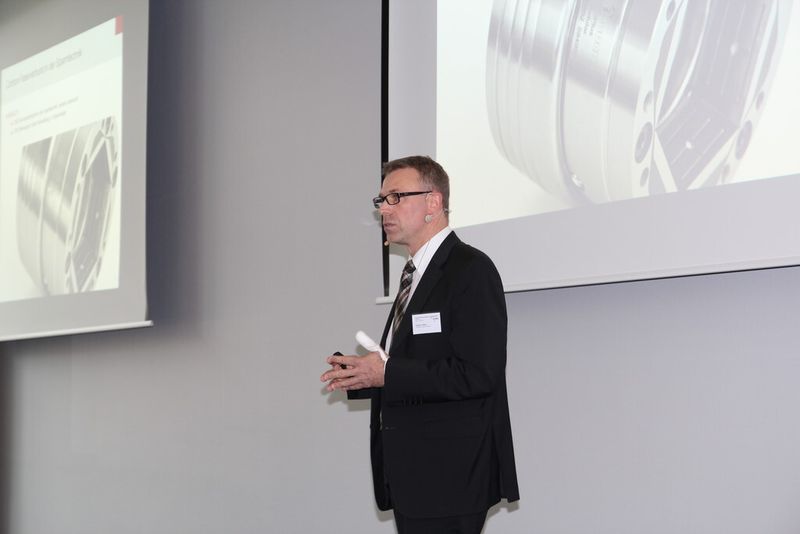 Olivier Löbert von Hainbuch stellte Leichtbau-Ideen seines Unternehmens vor. (Bild: Königsreuther)