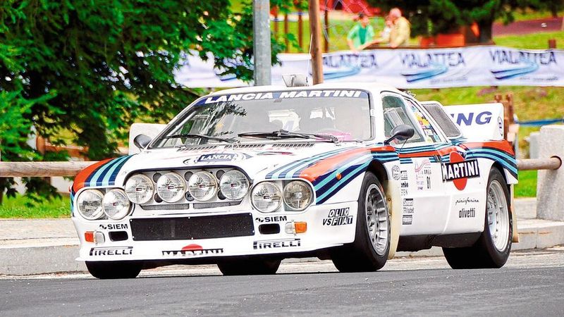 Außerdem gab es am Rohrrahmen Führungselemente für die Halteschrauben der Stoßdämpfer. Die konnten die die Servicemechaniker unter Wettbewerbsbedingungen so schnell und einfach de- und wiedermontieren. Hier hatte der Rally 037 im Einsatz einen entscheidenden Vorteil z. B. gegenüber dem Audi Quattro, der im Einsatz oft an seiner Komplexität und den daraus resultierenden aufwendigen Servicearbeiten scheiterte.  (Bild: Stellantis)