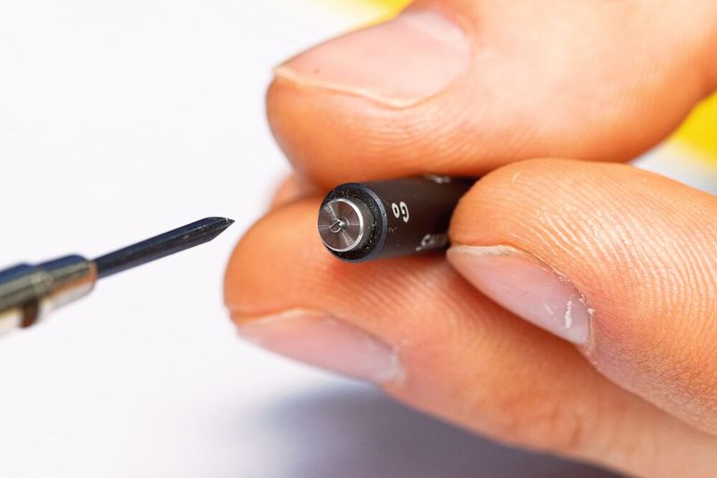 Das Lehren mit dem Gewindelehrring bei Gewinde-Durchmessern ab 0,2 mm erfordert einiges an Fingerspitzengefühl. (Bild: Horn/Sauermann)