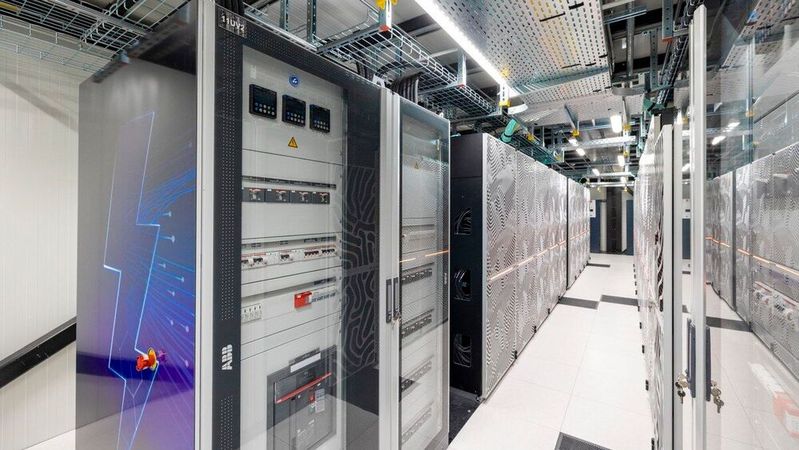 Blick zwischen die Racks von Jupiter.(Bild:  Forschungszentrum Jülich / Sascha Kreklau)