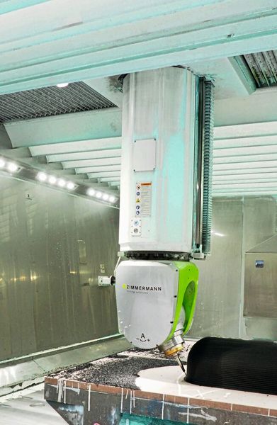 Aufgespannt ist ein additiv hergestelltes Bauteil aus PA6 GF25 – die Bearbeitung ist extrem anspruchsvoll.  (Bild: F. Zimmermann GmbH)