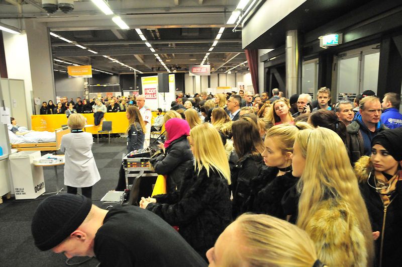 ... ihre Gesundheitsberatung vor einem großen Publikum vorführen. (Schmidt/»kfz-betrieb«)